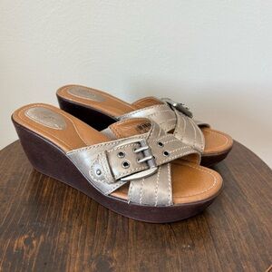 Fossil Buckle Accent Wedge Sandals 7.5